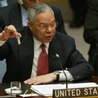 Le secrétaire d'État américain Colin Powell brandit une fiole qui, selon lui, pourrait contenir de l'anthrax, alors qu'il s'adresse au Conseil de sécurité des Nations unies le 5 février 2003 à l'ONU à New York. Colin Powell a exhorté le Conseil de sécurité des Nations Unies à dire « assez » face à ce qu'il a qualifié de 12 années de défi de l'Irak aux tentatives internationales de destruction de ses armes chimiques et biologiques.